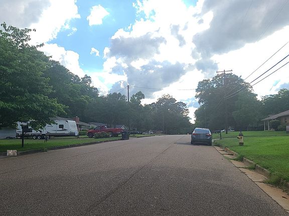 4th image of 811 Kenwood Ln