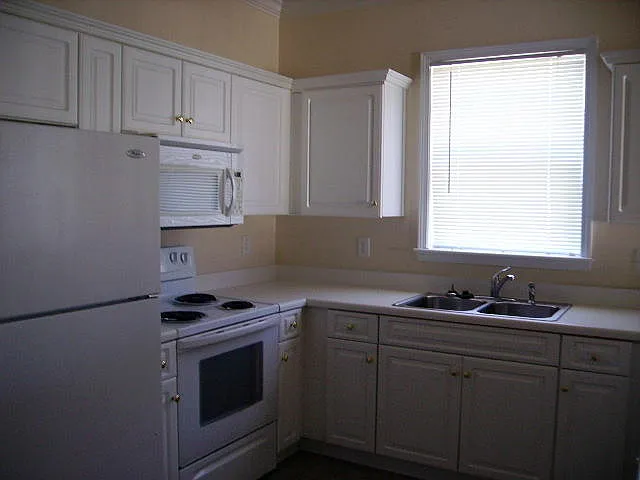 Special! 2 Bedroom/2 Bath Condo In Heatherstone - 1/2 Half Rent 2nd Month — Photo 1