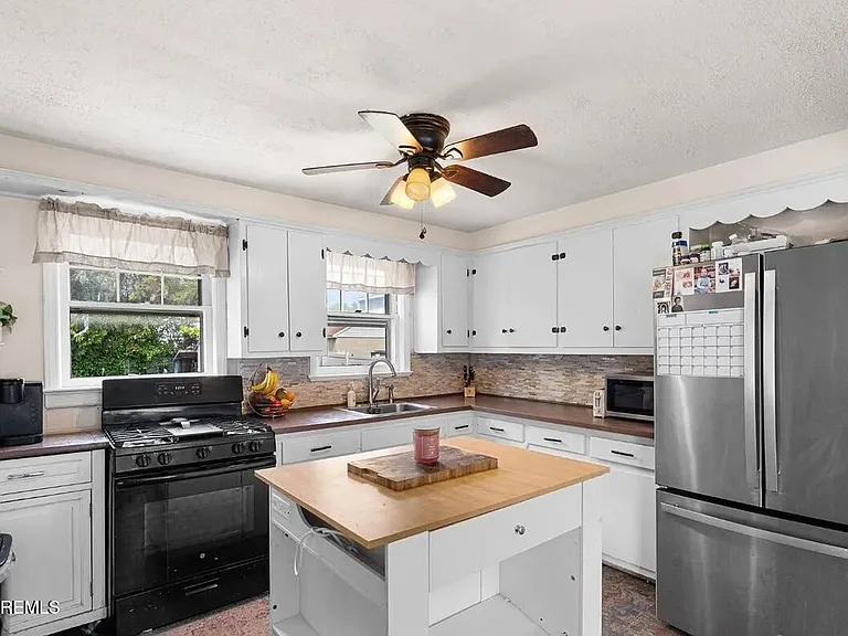 585 Bamford Ave — Photo 24