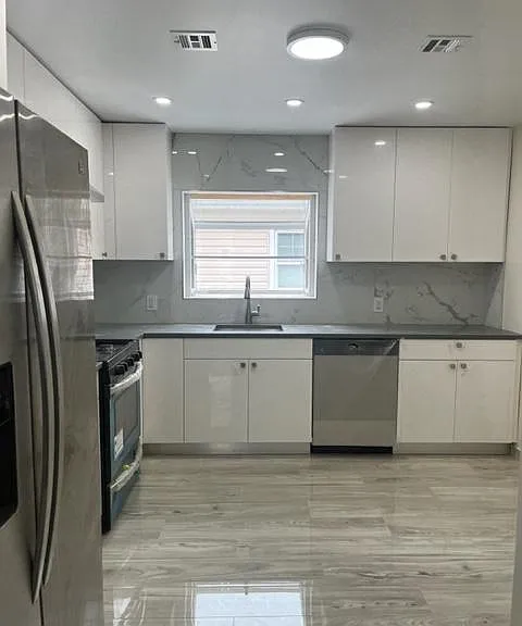 576 Britton Ave — Photo 8