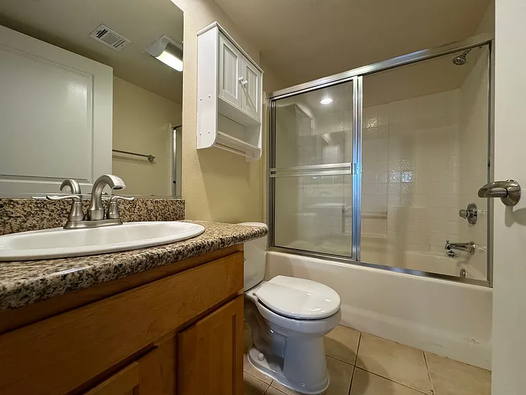 L'Gallia Studio City Apartments — Photo 8