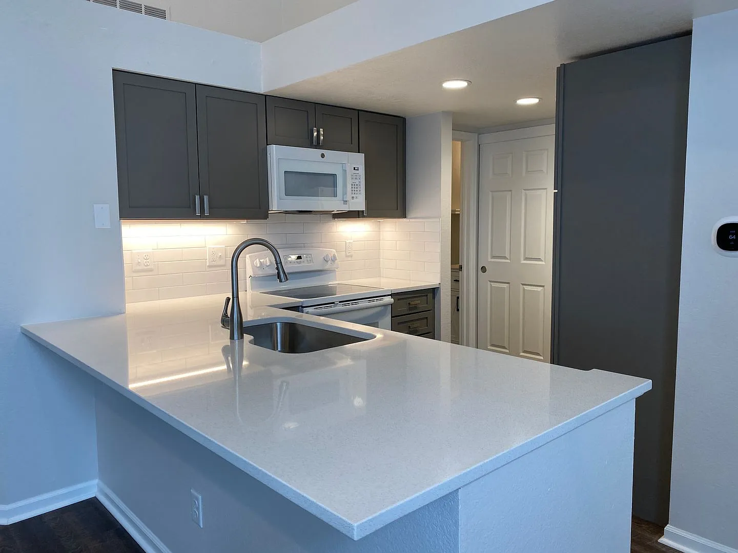 Bright Two Bedroom Condo at Powderhorn — Photo 4
