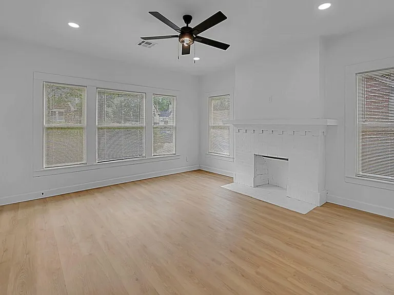 1815 Seneca Ave — Photo 5