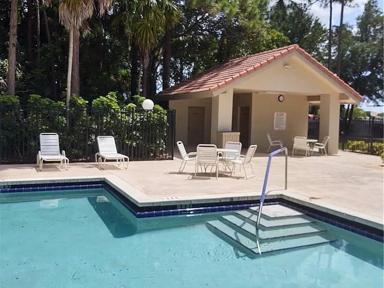 5801 Coach House Cir #B — Photo 32