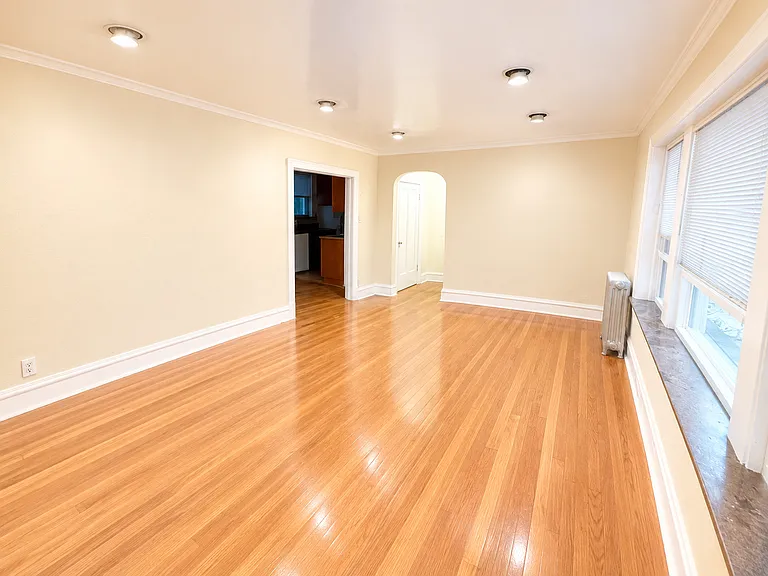 2044 W Farragut Ave #1C — Photo 3