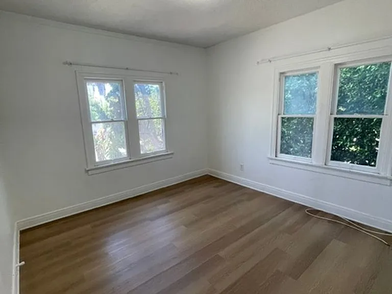 2229 Vineyard Ave — Photo 12