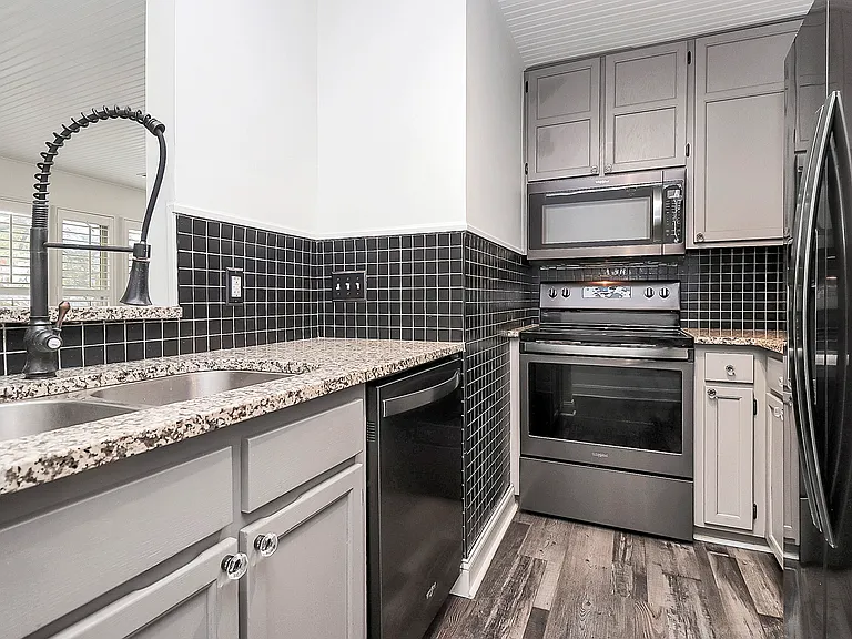1109 E Morehead St — Photo 16