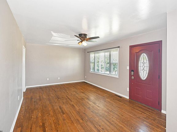 2nd image of 120 Boxwood Ln