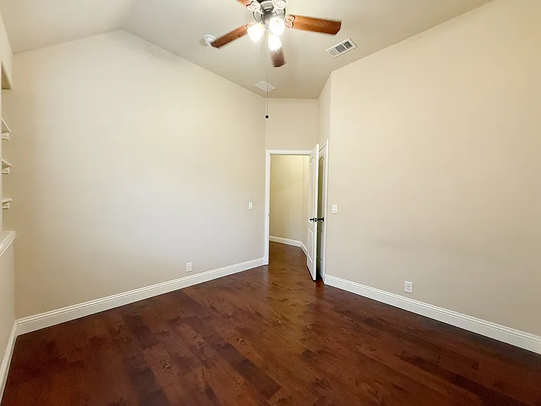 4303 Oak Bluff Dr — Photo 26