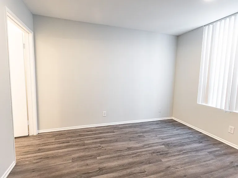 314 South Manhattan Place — Photo 25