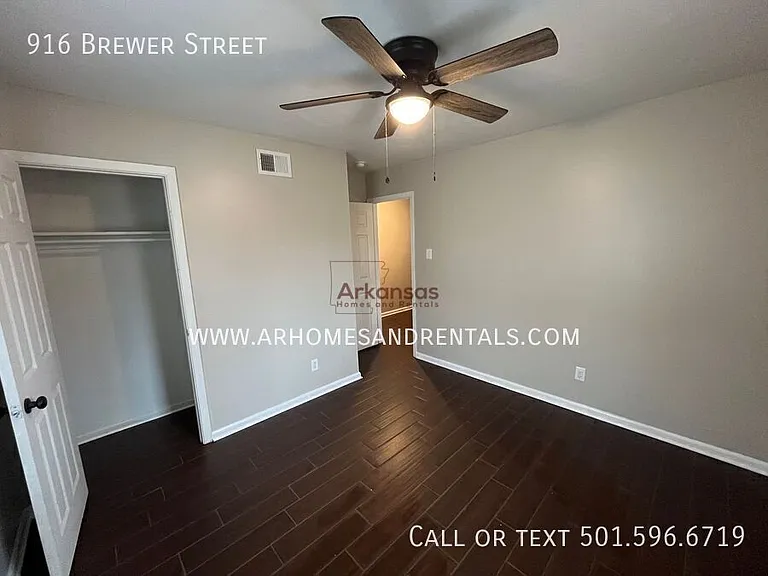 916 Brewer St — Photo 11