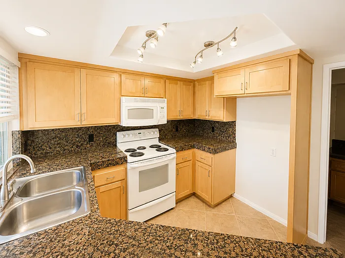 4759 Lamont St — Photo 7