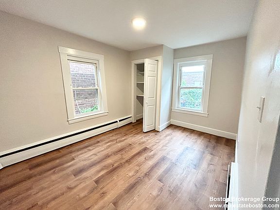3rd image of 13 Saratoga St Floor 1
