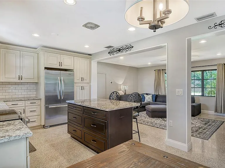 2309 Lynn St — Photo 14