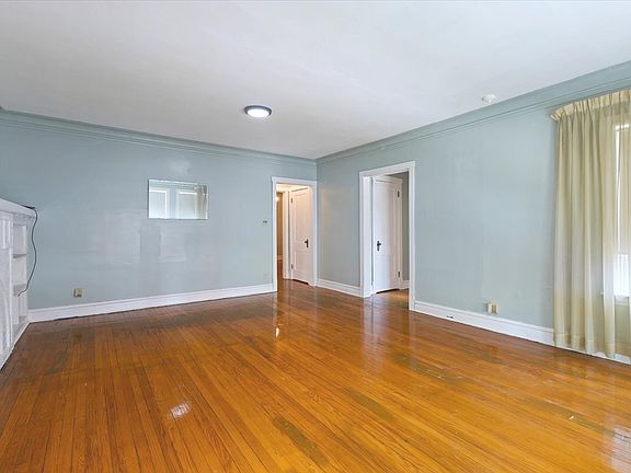 3rd image of 6219 N Claremont Ave