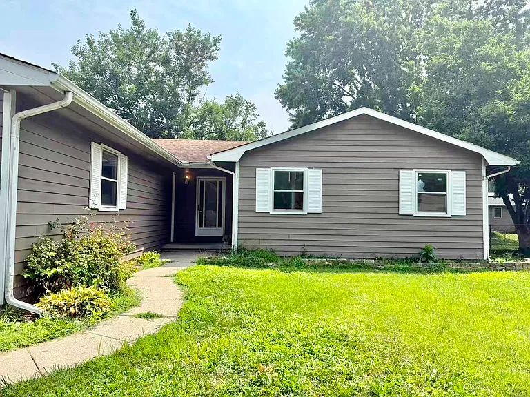1814 Stratford Dr — Photo 2
