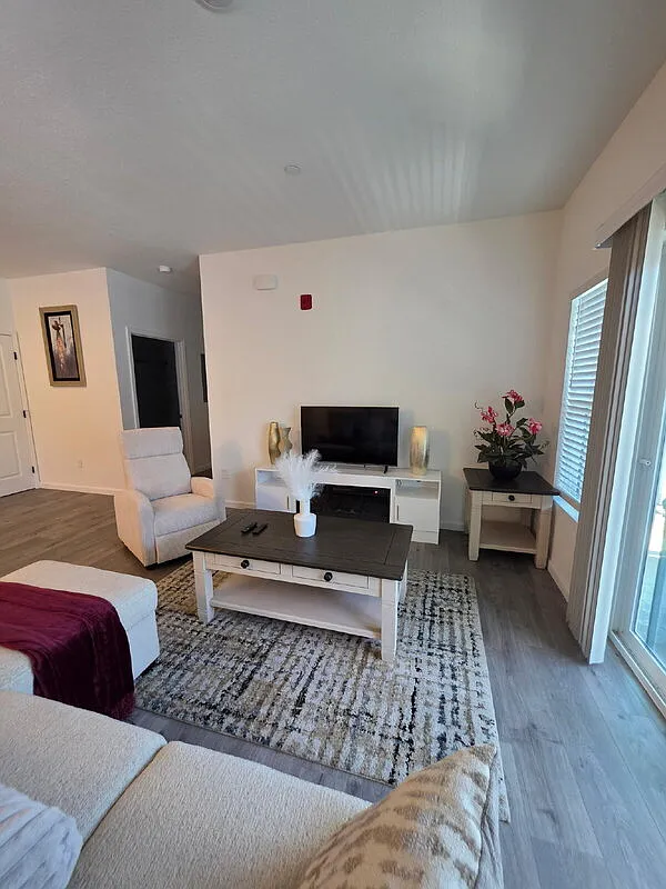 2 bed, 2.0 bath, 988 sqft, $2,600 — Photo 2