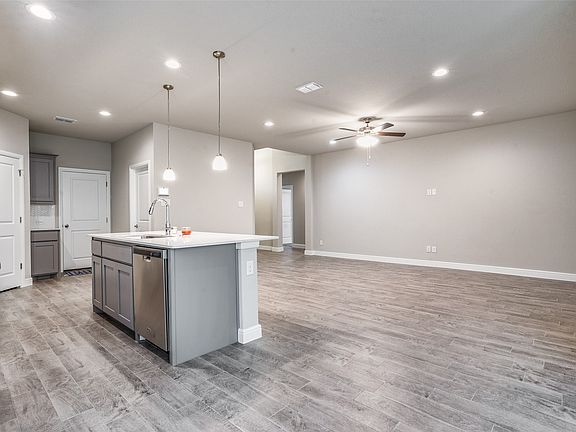 4th image of 221 Oldcastle Way