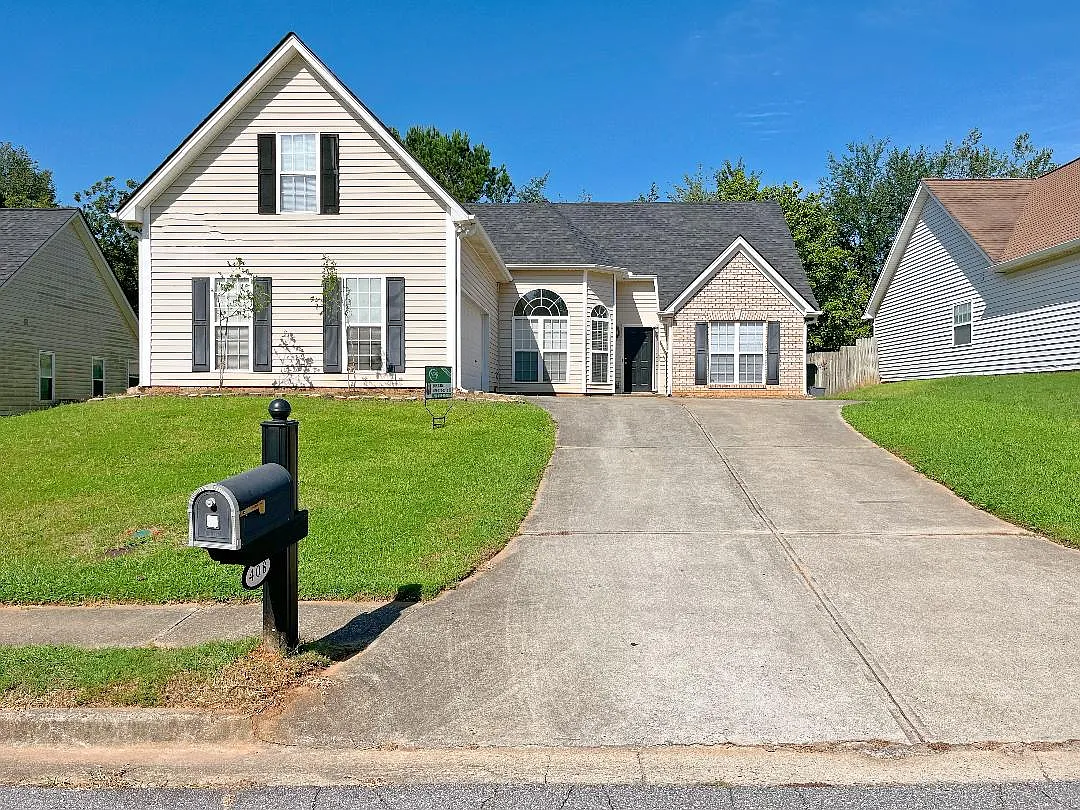 4 bed, 1896 sqft, $2,400 — Photo 1