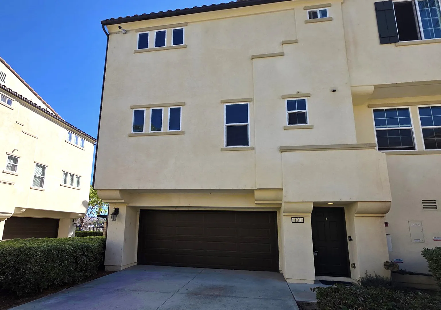3 bed, 1372 sqft, $3,400 — Photo 1