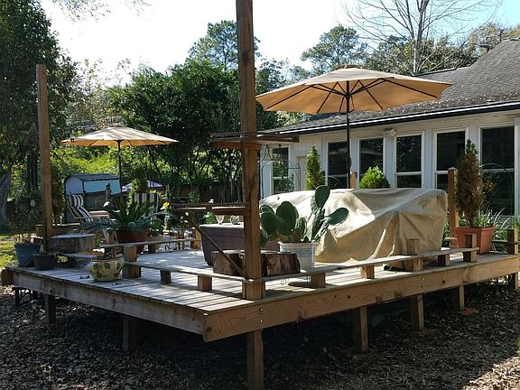 Three decks for outdoor relaxing!