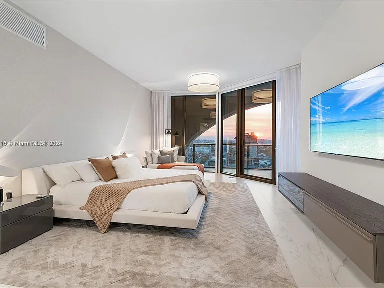 1000 Biscayne Blvd #2402 — Photo 5