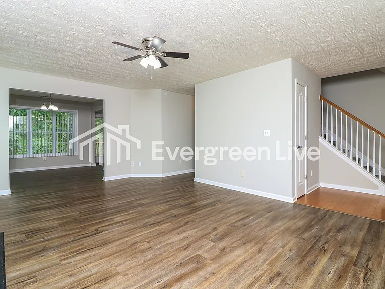 186 Hawthorn Dr — Photo 3