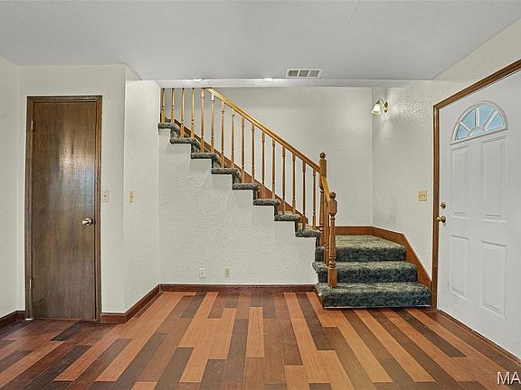 5th image of 829 Edward St