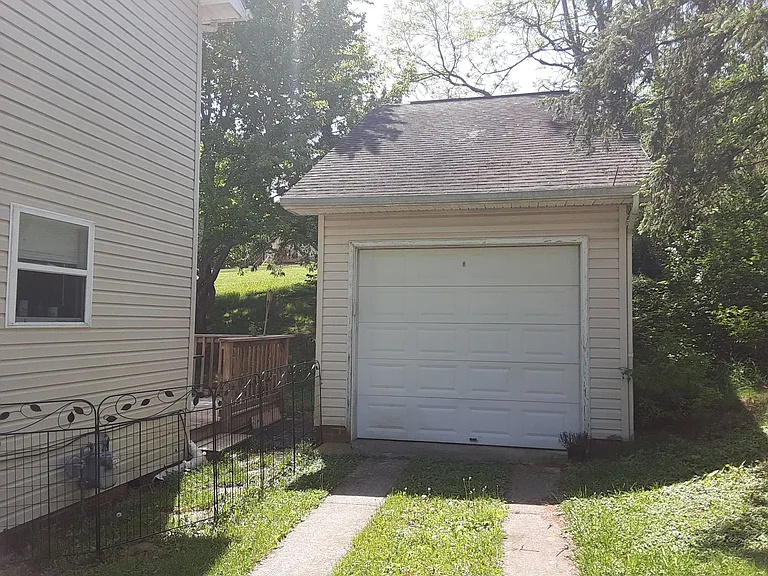 570 Kamran Dr — Photo 9