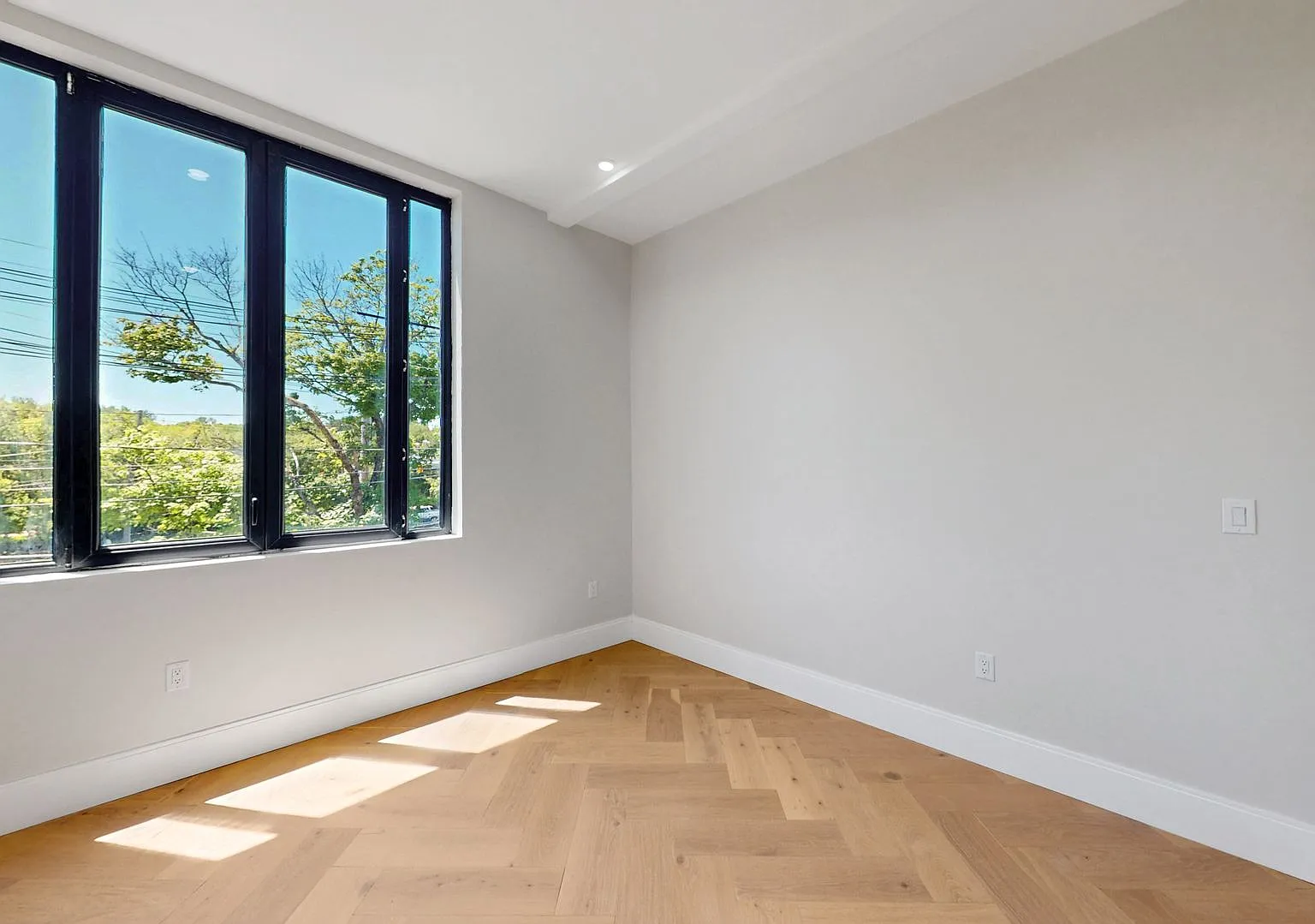 Spacious modern 2 bed in Newton available NOW! — Photo 4