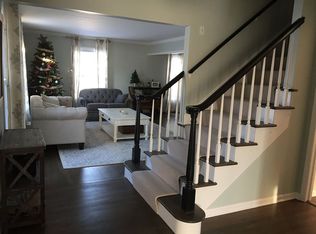 2S081 Stratford Rd, Glen Ellyn, IL 60137