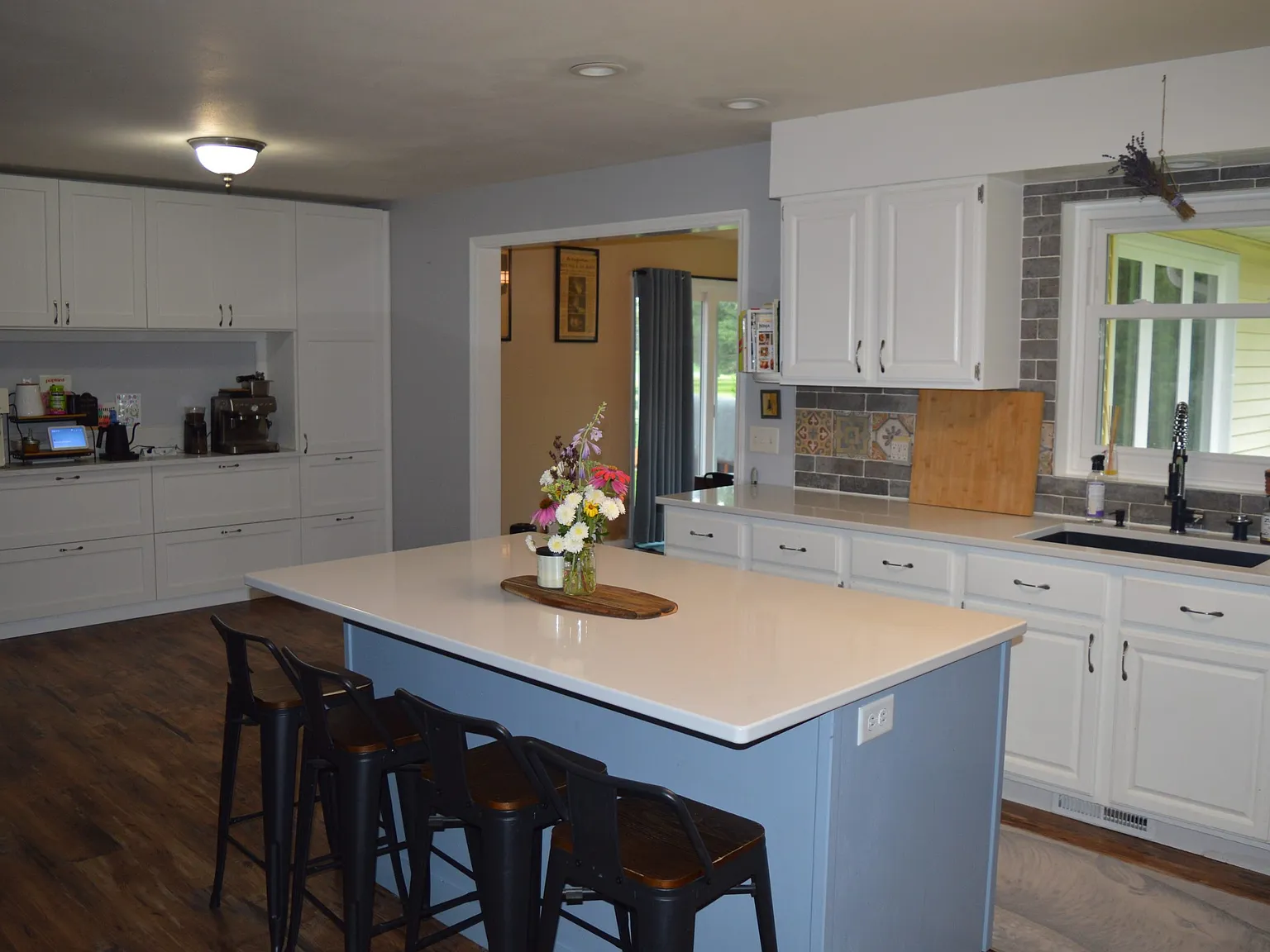 5 bed, 2372 sqft, $3,095 — Photo 3