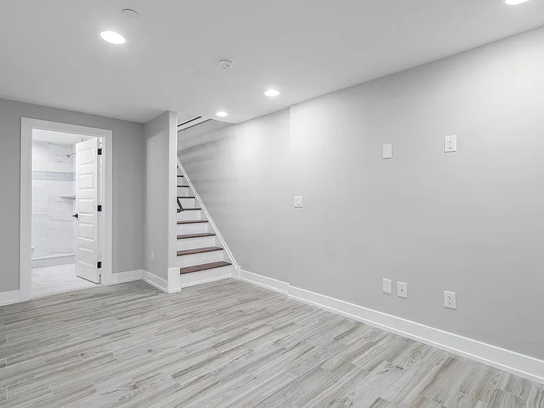 1836 Ingersoll St — Photo 38