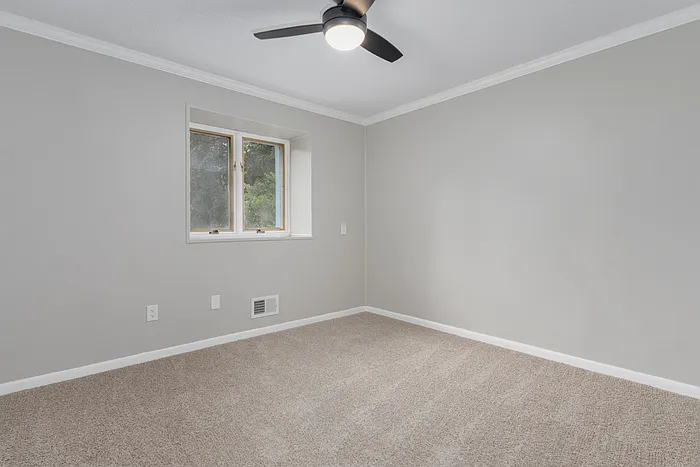 400 Derby Ln — Photo 35