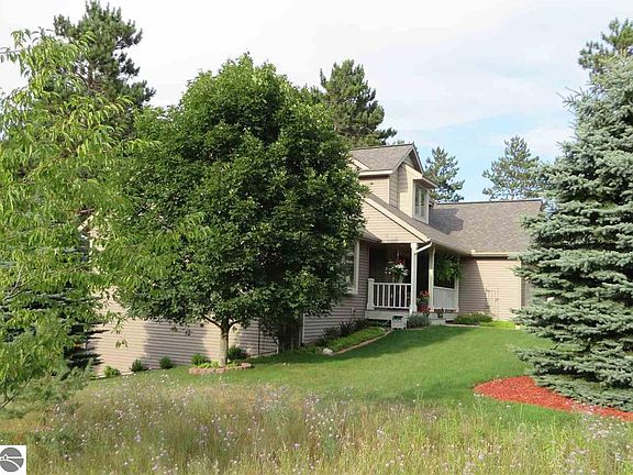 4th image of 1597 Grays Ln