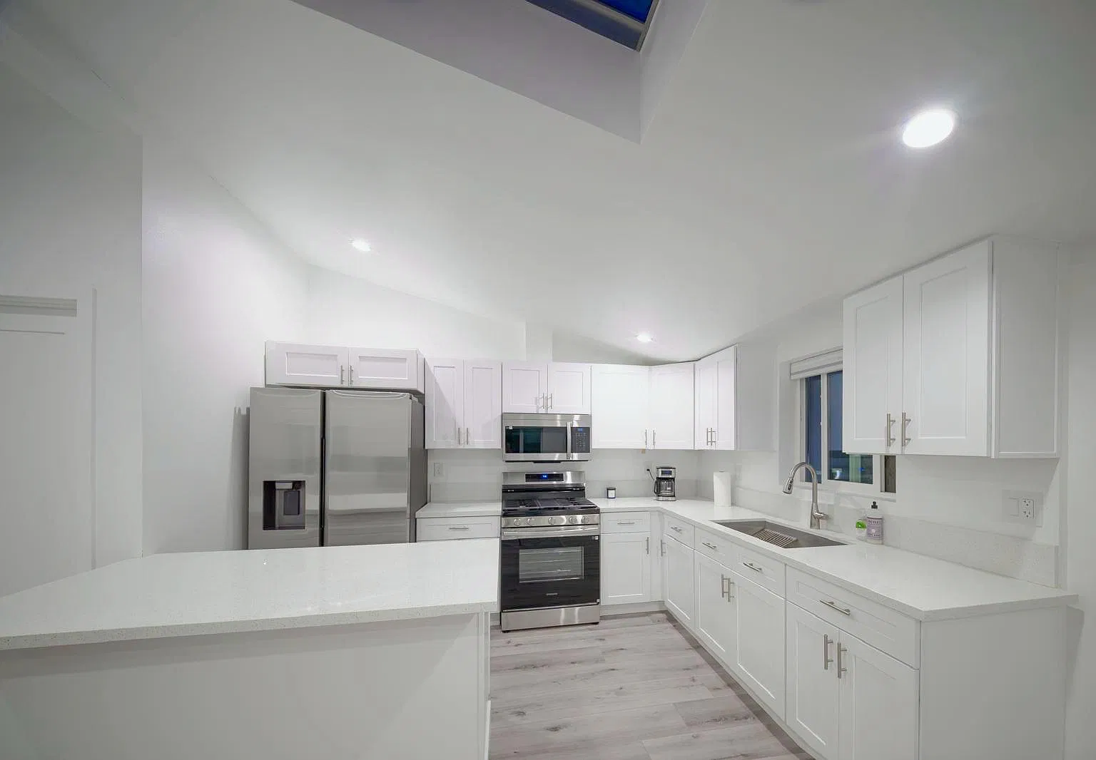 Studio, 450 sqft, $2,100 — Photo 4