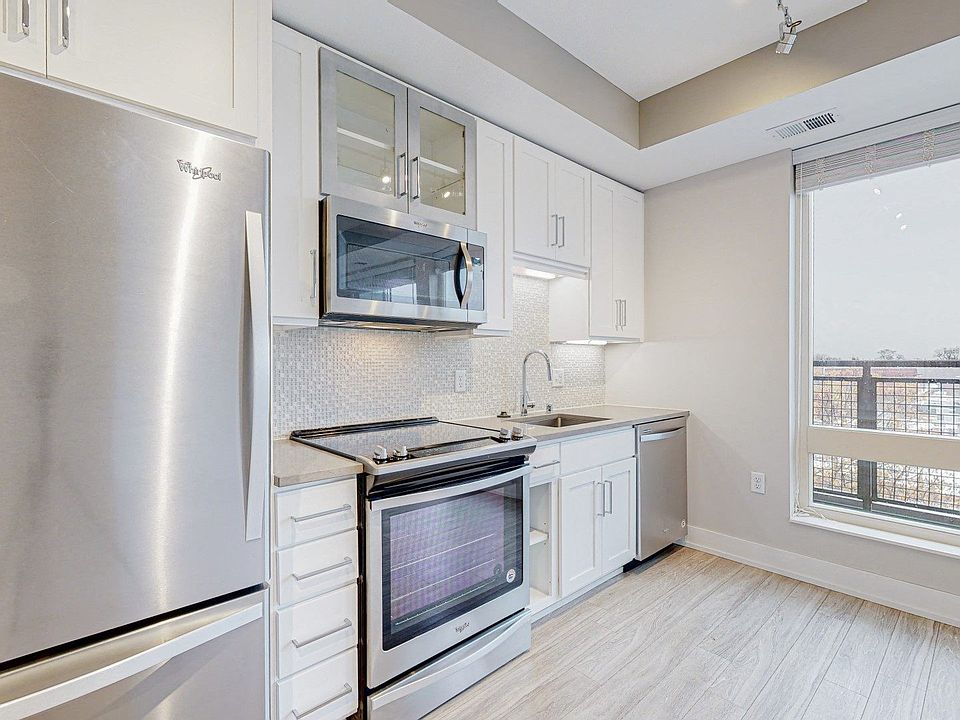 1st image of 725 Cleveland Ave S #302