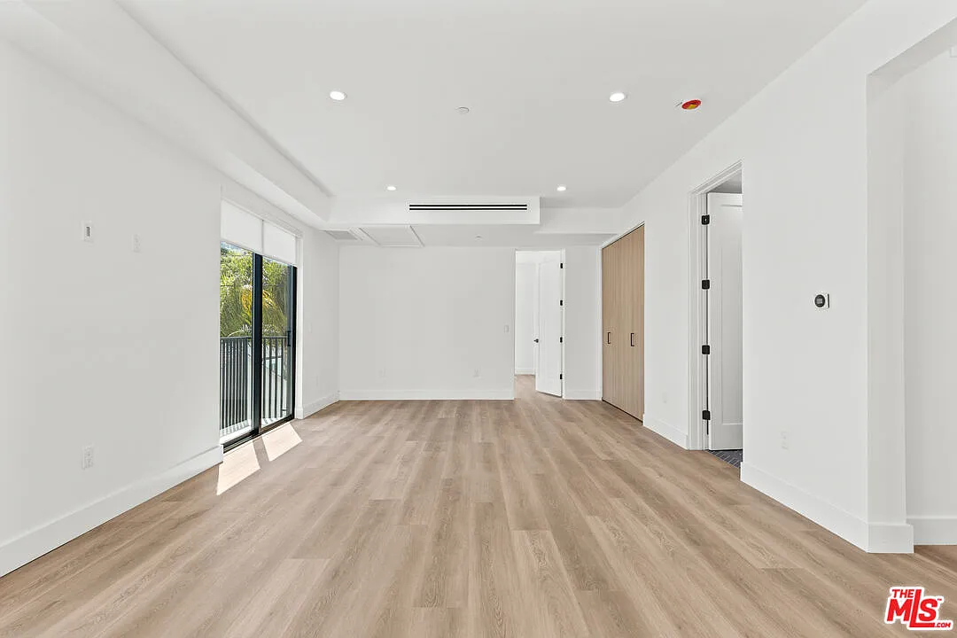 4 bed, 4.5 bath, 2000 sqft, $5,995 — Photo 4