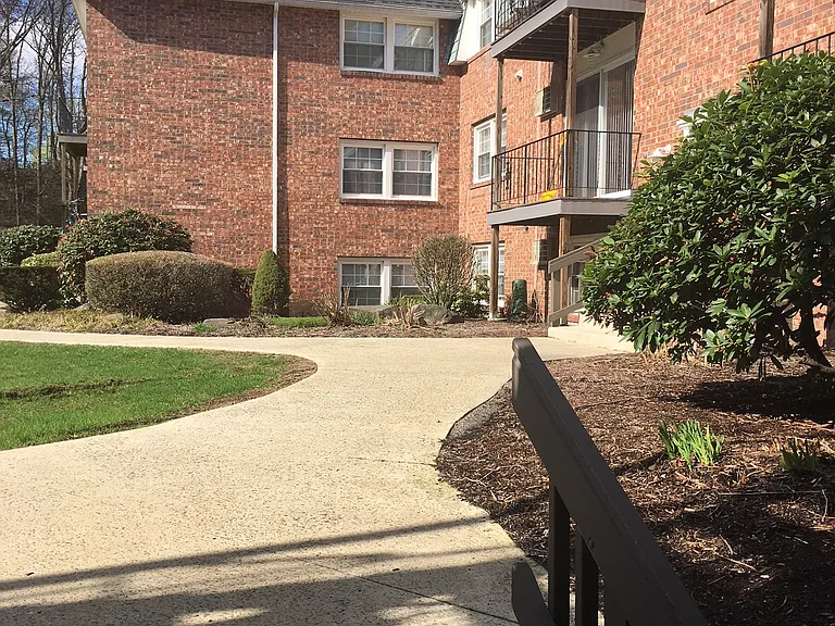 80 Locust Avenue — Photo 10