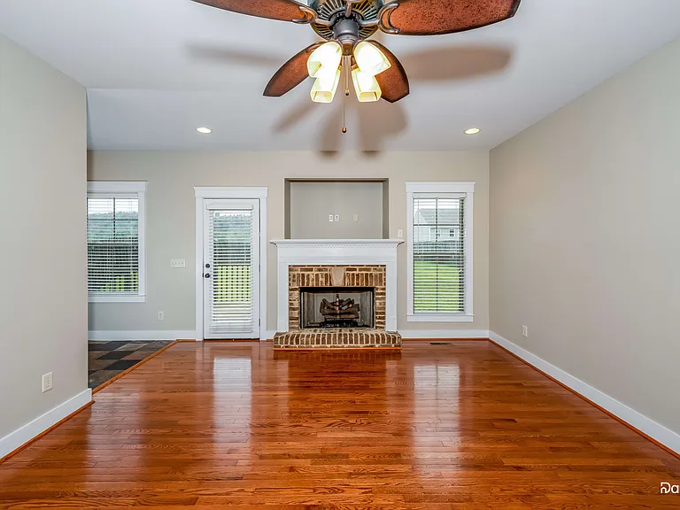 925 Clover Cir — Photo 4