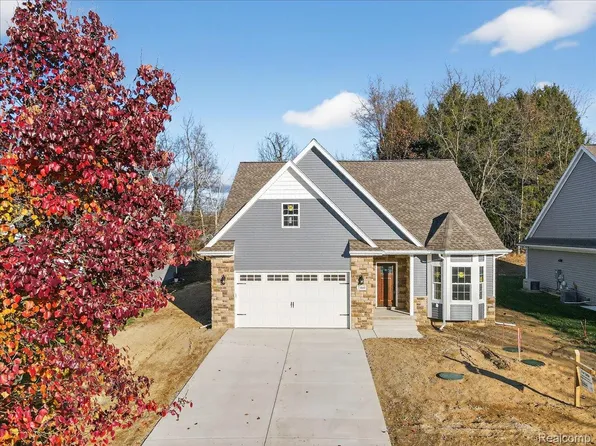 7460 Village Ct, Davisburg, MI 48350