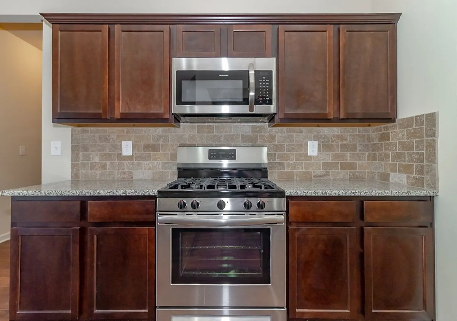 Spacious 5 Bedroom in Southwind Village — Photo 3