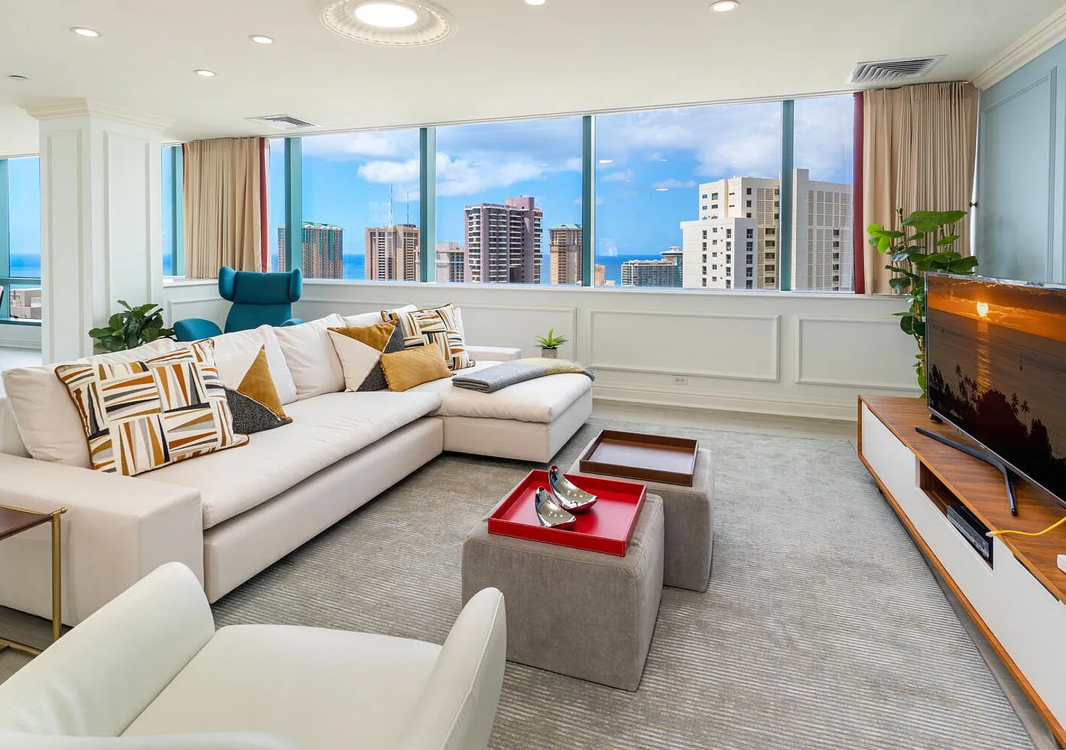 3 bd/3 ba 35th floor Waikiki Landmark PH — Photo 4