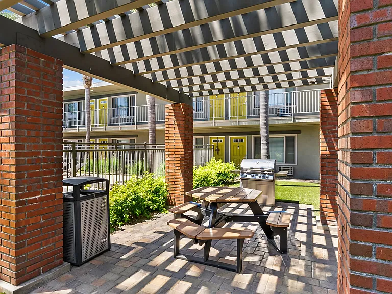 California Palms Apartments — Photo 32
