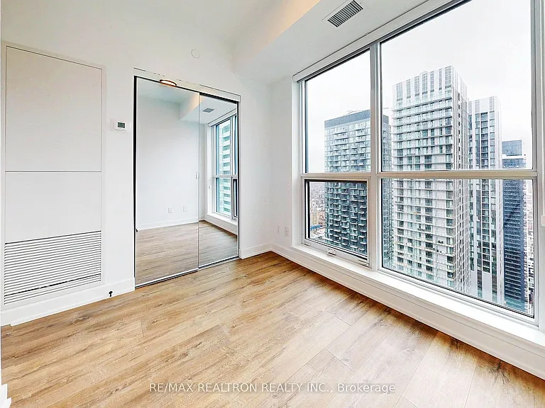 327 King St W #4105 — Photo 32
