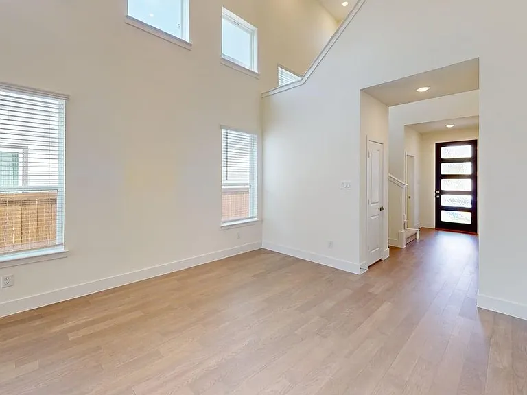 7033 Lathrop Ln — Photo 8