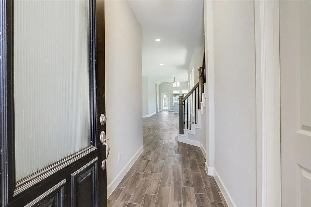 3 bed, 2.5 bath, 2342 sqft, $2,849 — Photo 2
