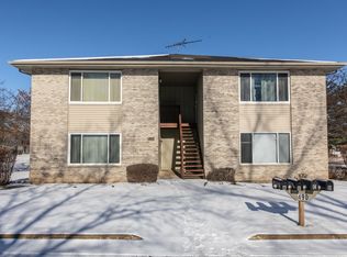490 Westwood Ct APT B, Crystal Lake, IL 60014