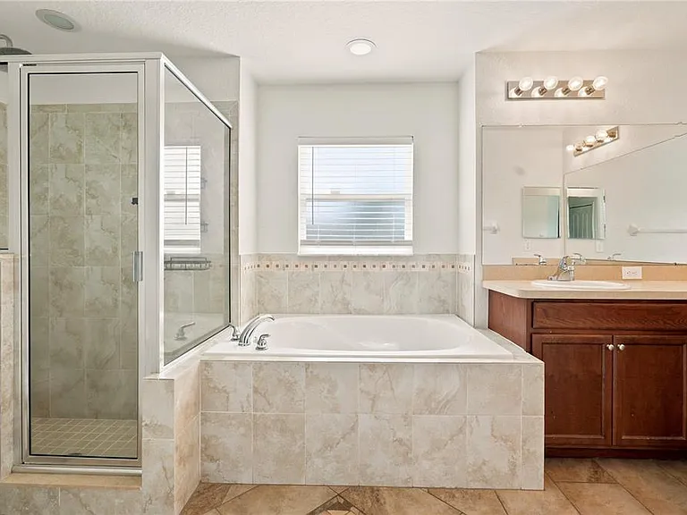 650 Hidden Lakes Ct — Photo 13