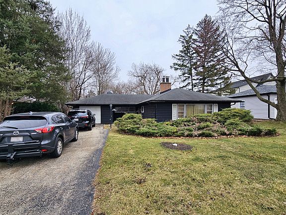 2nd image of 270 E Saint Charles Rd